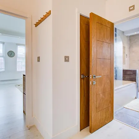Stylish 1 Bed Apt By Livra Estate Short Lets & Serviced Accommodation Sutton With Free Parking Room photo