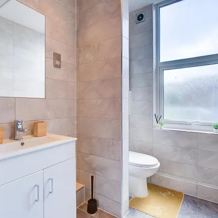 Stylish 1 Bed Apt By Livra Estate Short Lets & Serviced Accommodation Sutton With Free Parking Room photo