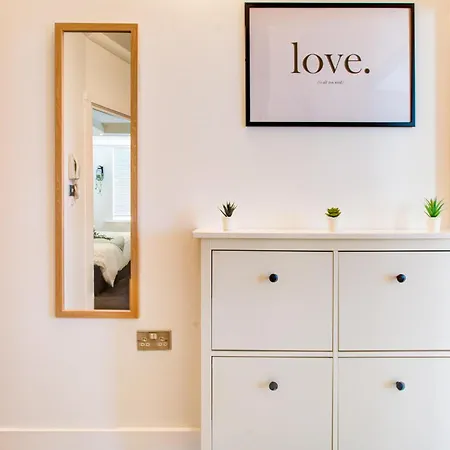 Stylish 1 Bed Apt By Livra Estate Short Lets & Serviced Accommodation Sutton With Free Parking Room photo