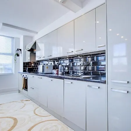 Stylish 1 Bed Apt By Livra Estate Short Lets & Serviced Accommodation Sutton With Free Parking Room photo