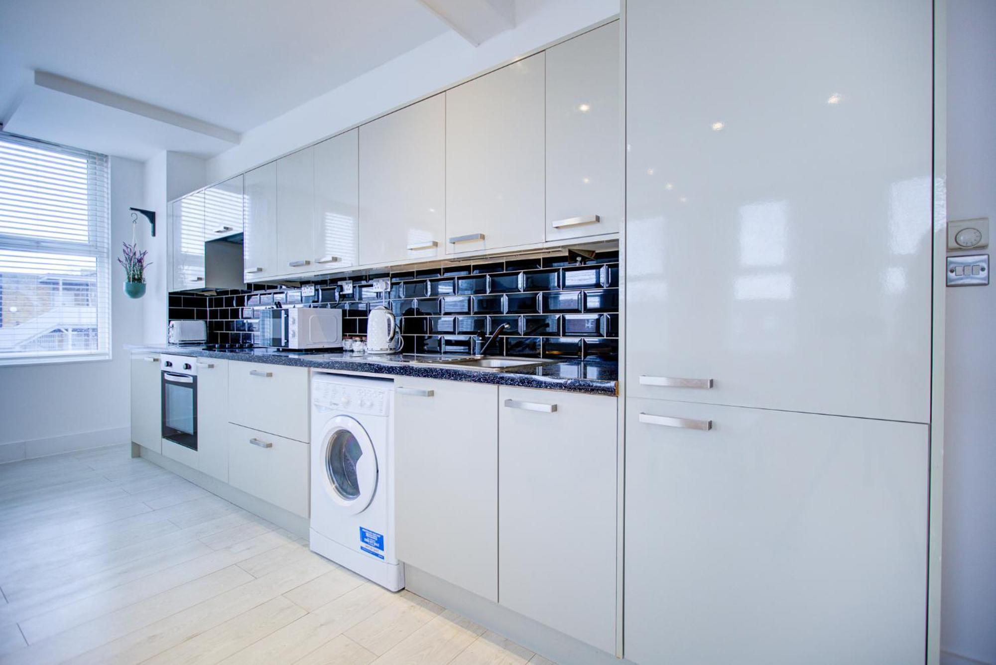 Stylish 1 Bed By Livra Estate Short Lets & Serviced Sutton With Free Parking Apartment *